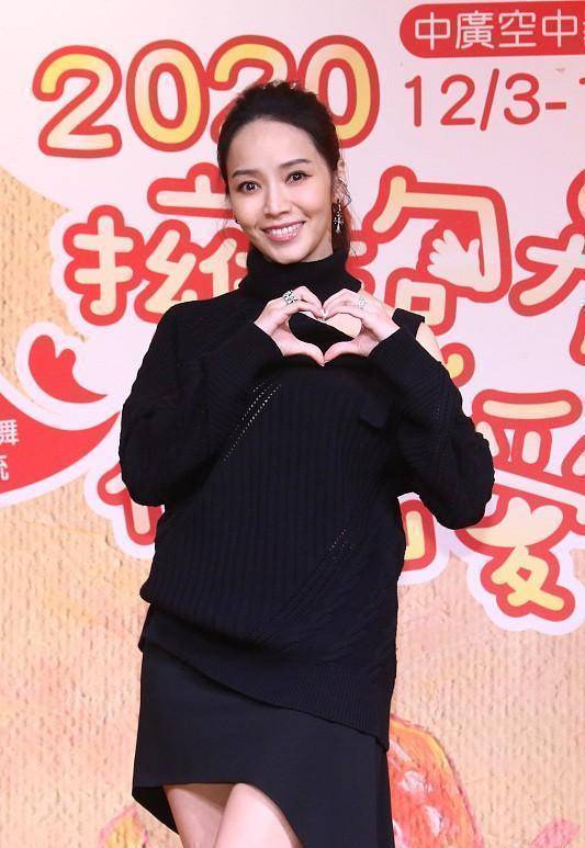 与周杰伦分手嫁富豪,40 的侯佩岑魅力不减,穿黑色长裙