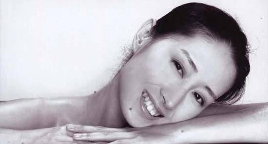 但刘敏涛却发现大学里的生活并不是自己想象的那样干净美好,每个人都