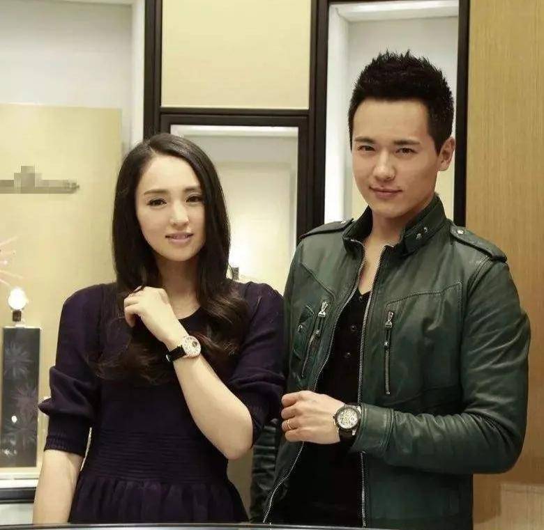 高云翔带女儿现身前妻餐厅憔悴不少,反观董璇事业爱情蒸蒸日上_苏小玎