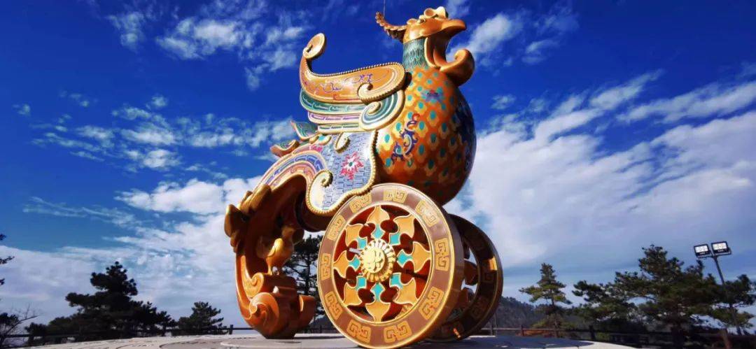 只见金鸡身披彩衣,足踏日月双轮,高倨群山中心,傲然昂首向天歌,自有一