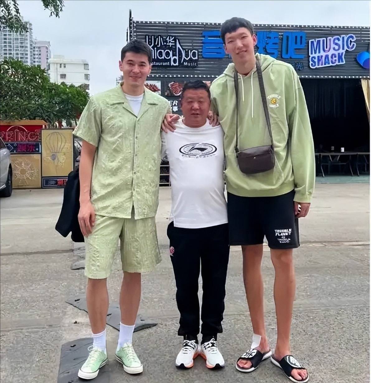 杨鸣带队训练,马尚陪女友香港过年_周琦_球迷_cba