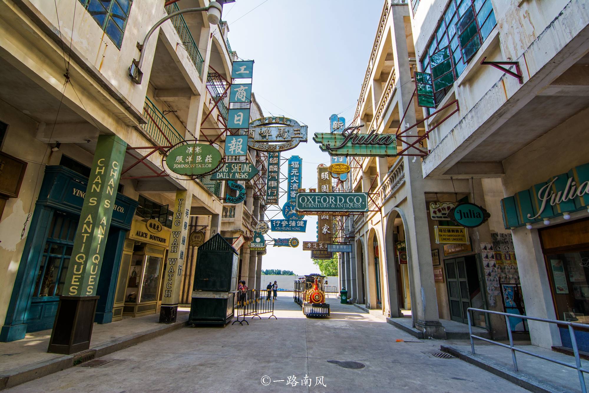 西樵山国艺影视城除了拥有浓郁老广州味道的历史街区,还有香港街,上海