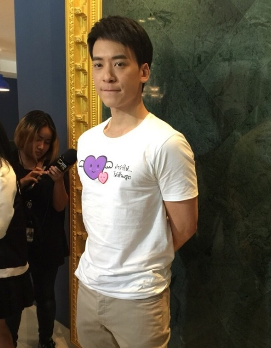 mike:16岁跟亲哥哥组成偶像团体golfmike出道,期间获得不少奖项并开过