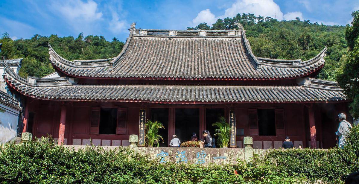 浙江宁波这座千年古刹,隐藏在深山之中,"东来第一山"