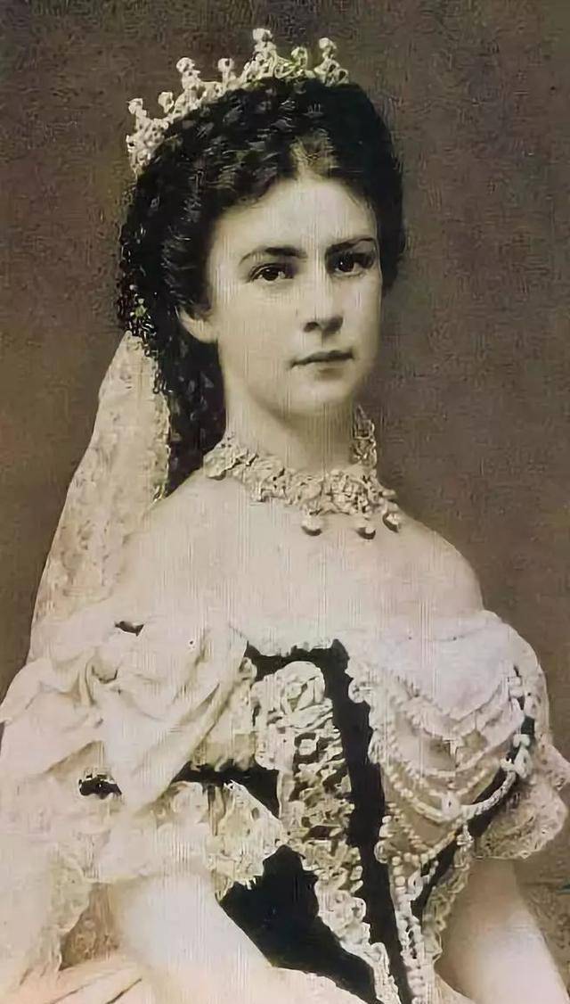 17岁嫁给准姐夫,却被暗杀,现实中的茜茜公主竟然这么惨_弗兰茨