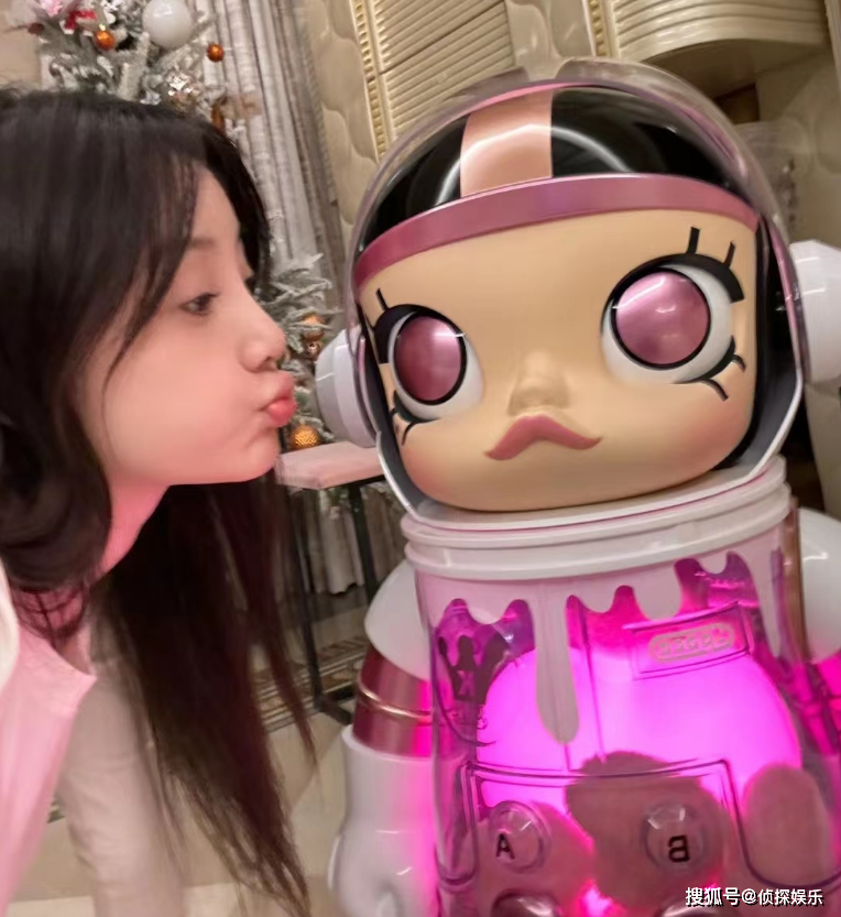 李小璐晒女儿,甜馨不受压岁钱争议影响露甜笑,和爸爸贾乃亮超像_网友