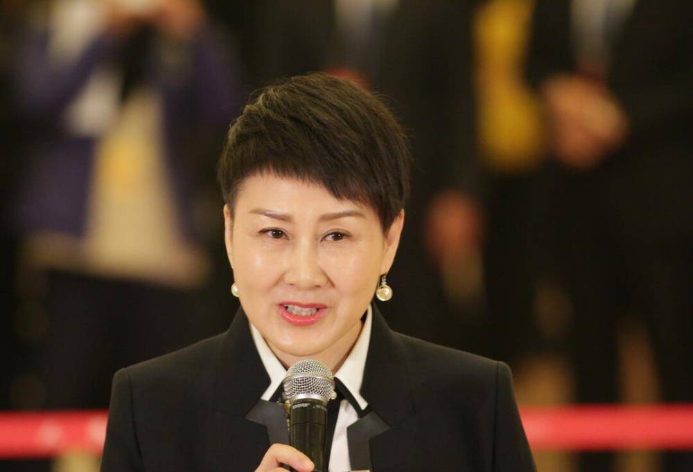 事业巅峰时嫁人,将作家丈夫培养成亿万富豪,"慧芳"到底多贤惠_凯丽