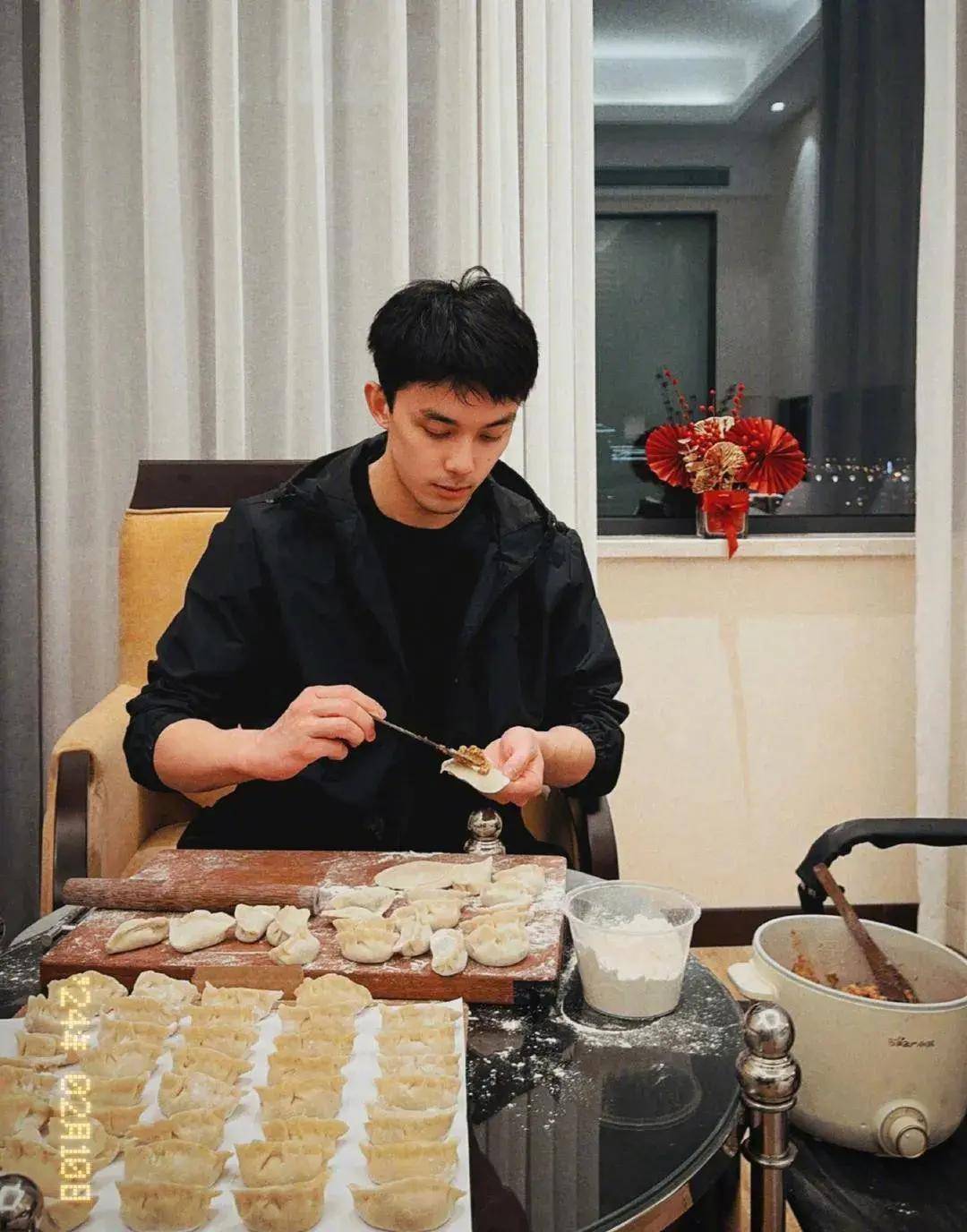 吴磊包饺子过大年:年味中的温情与手艺_祝福_传统_活动