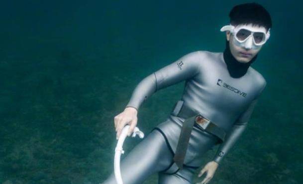 陈学冬教黄景瑜盛一伦潜水,晒合照被批:照片不雅观,少儿不宜!