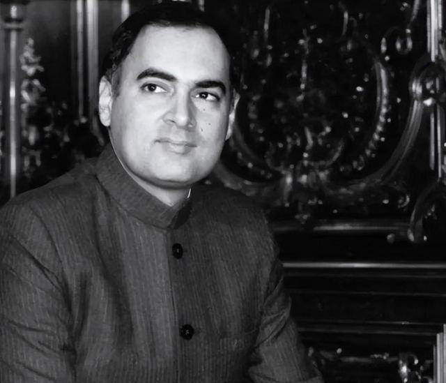 后来虽然经过高层的幕后博弈,时任总理的拉吉夫·甘地见美苏两大金主