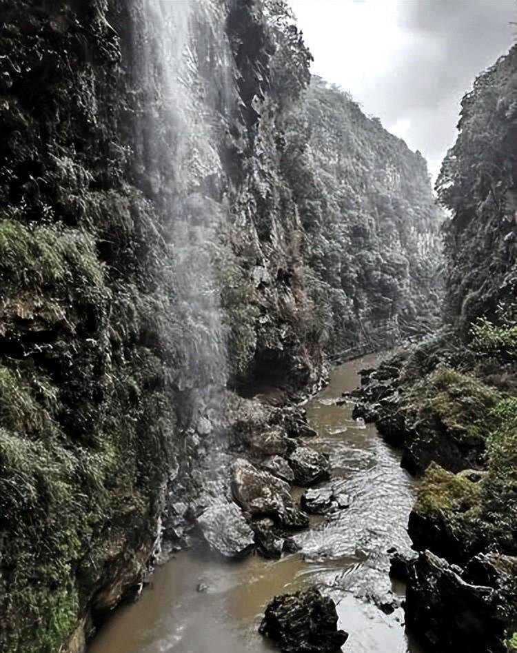 据说当时记载海兰察行军到一处险要隘口之时,大山之间间隔有一条深溪
