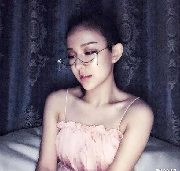 忘关摄像头"a类"违规,女主播"凡凡"时尚展露,或被永久封禁_华矩_账号