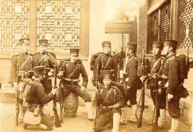 清军战败后,八国联军打开清军的武器库:枪多炮猛,咋还