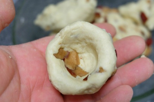 如果是实心的就是馒头了,捏出小坑就是窝头了;8,把每个小米红枣窝头