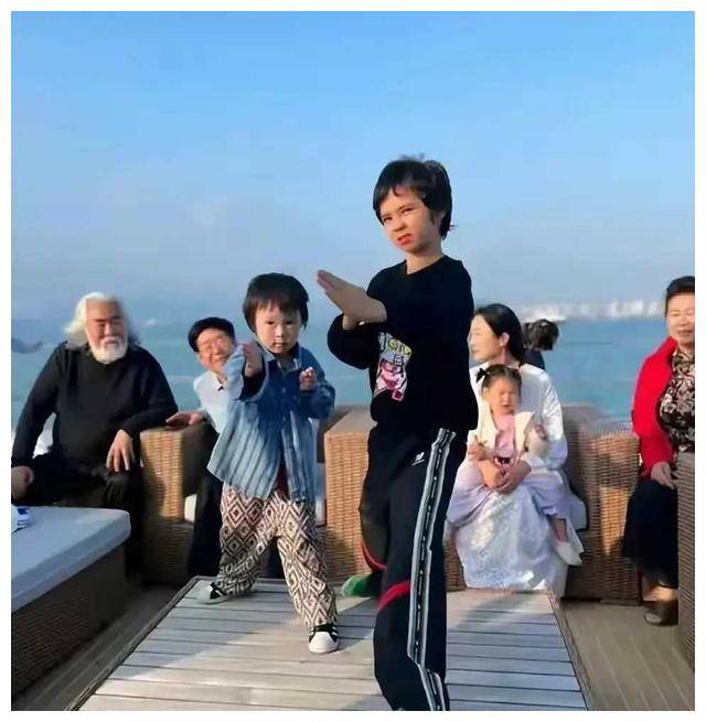 张纪中官宣!夫人与外籍丈夫生下混血儿,网友:真豁达.