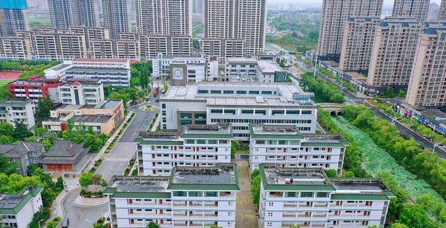 海安中学前身是1939年创办的私立紫石中学,是由当年江苏省省长韩紫石