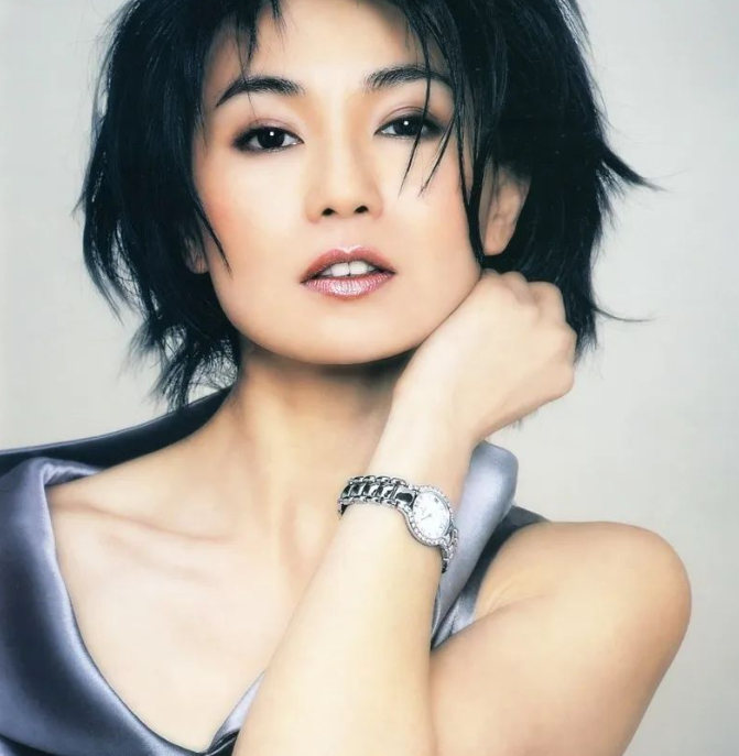 张曼玉惊艳复出:50岁仍魅力四射,从"花瓶"到"影后"的逆袭之路