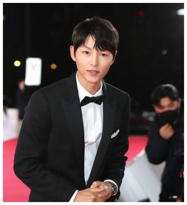 宋仲基官宣恋情,与英国女友高调亮相,与好友开心聚会