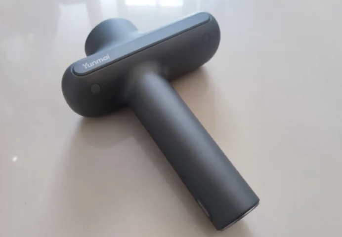 云麦pb筋膜枪在外观颜值方面比较高,并且手柄方面比较宽大,具体握持