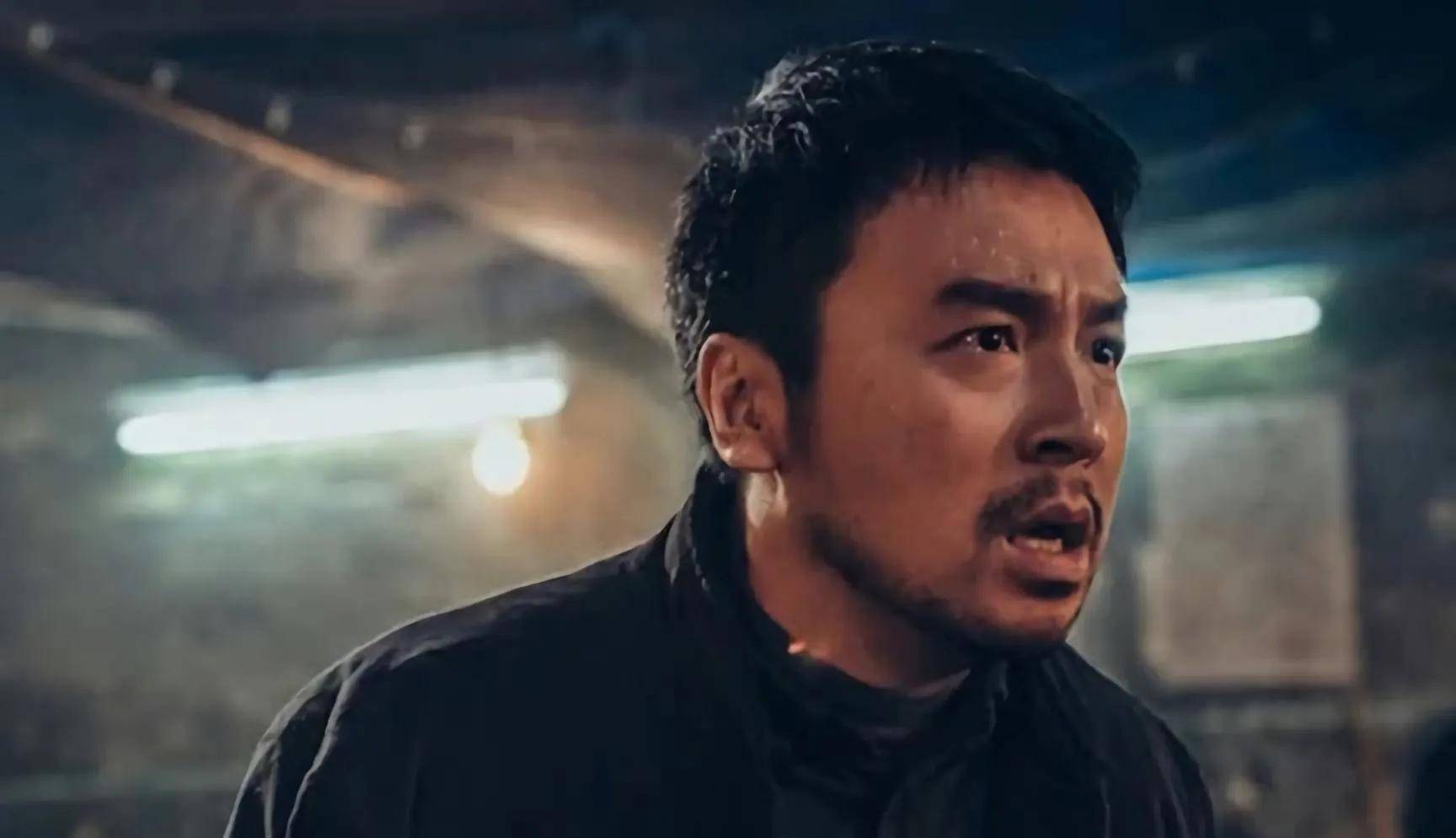 郭京飞是雷佳音的"师兄",比他大两届,他俩是上戏的校友,之后两人毕业