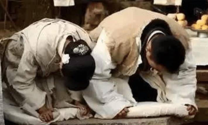 清朝民间故事:守孝期妻子怀孕,丈夫蒙冤自缢,官员破案