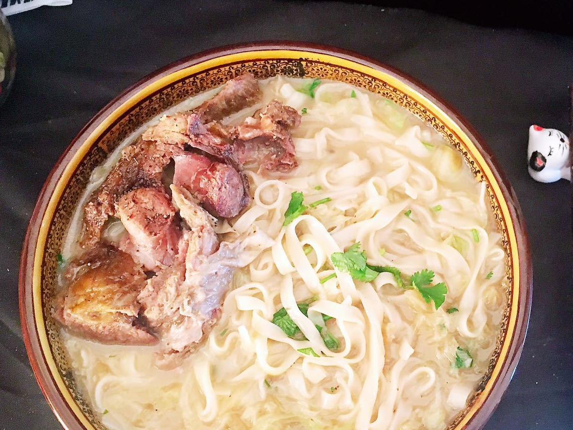 天冷来一碗羊肉汤面暖暖身吧_白菜_砂锅_骨头