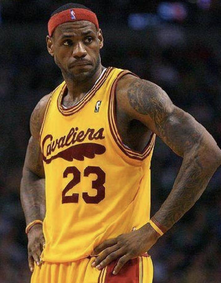 勒布朗·詹姆斯(lebron james)也是篮球历史上最杰出的球员之一,嗽谮