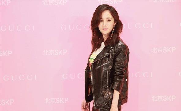 杨幂牵手自己蜡像,还真是惟妙惟肖相似度好高,不细看