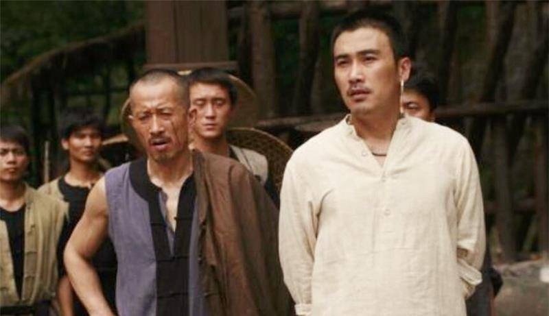 在这里,他们突然与覃国卿相遇,公安大队第三中队副指挥员向南书和