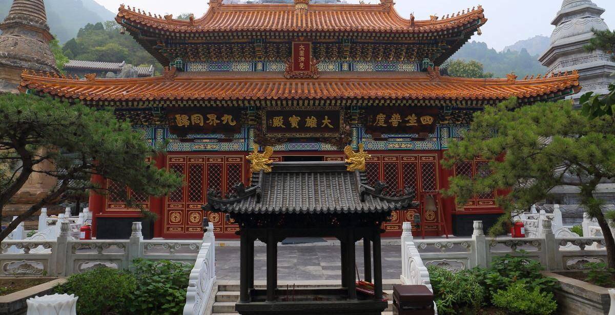 路过车神殿,往寺院内走,会途经一条菩提路,值得注意