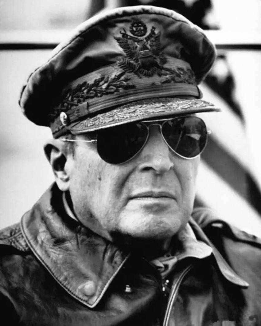 二战中,善于与人为友的艾森豪威尔,为何与麦克阿瑟关系冷淡?