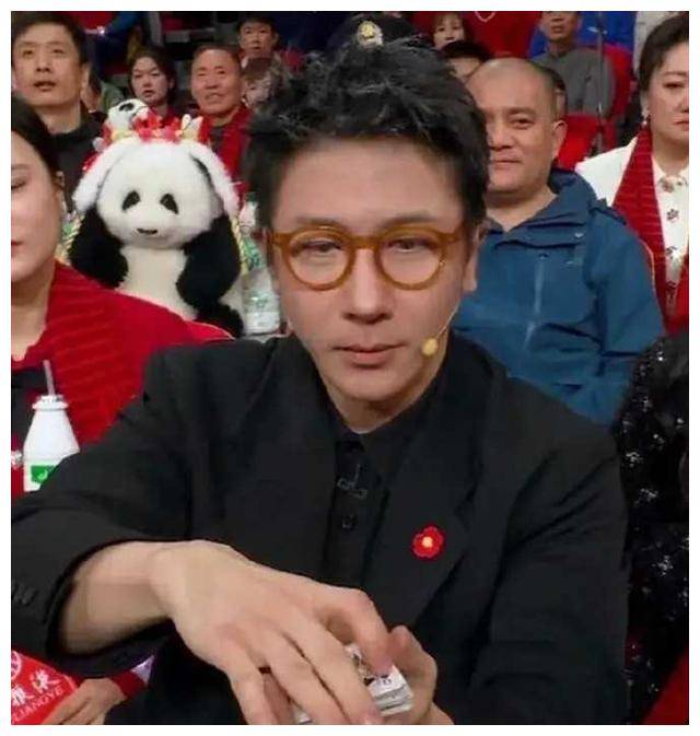 刘谦春晚再次封神!小尼失误插错插座,网友急了,救援!