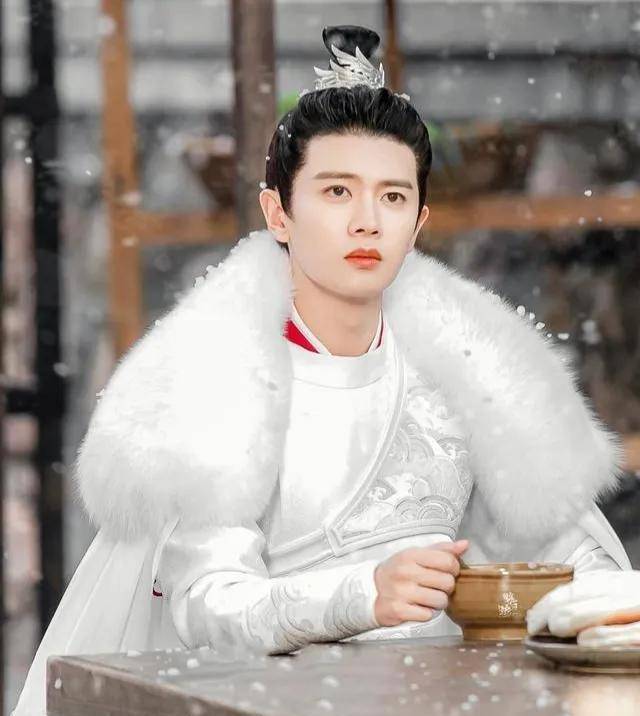 古装剧男主们,请先去练练最重要的仪态问题吧