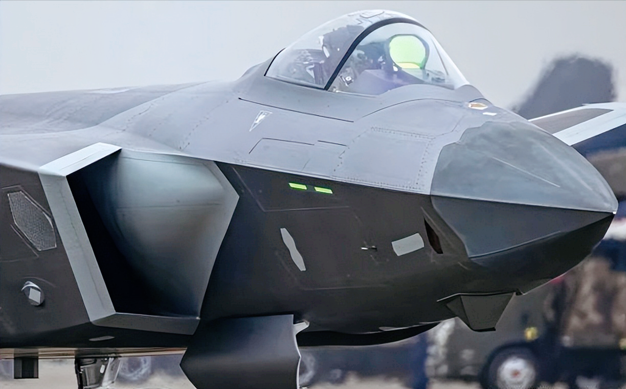 歼20仅搭载6枚导弹,打完了该怎么办?上外挂导弹是要放弃隐身?