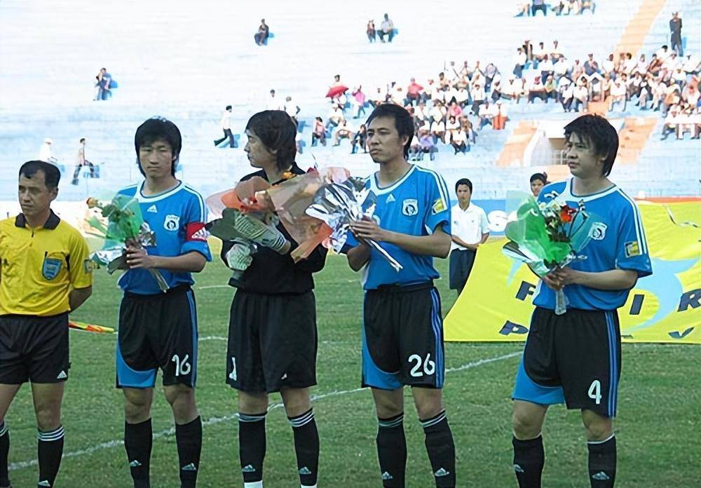 张亚林首发出场,与季明义,陈冬,翟彦鹏等人赛前亮相.