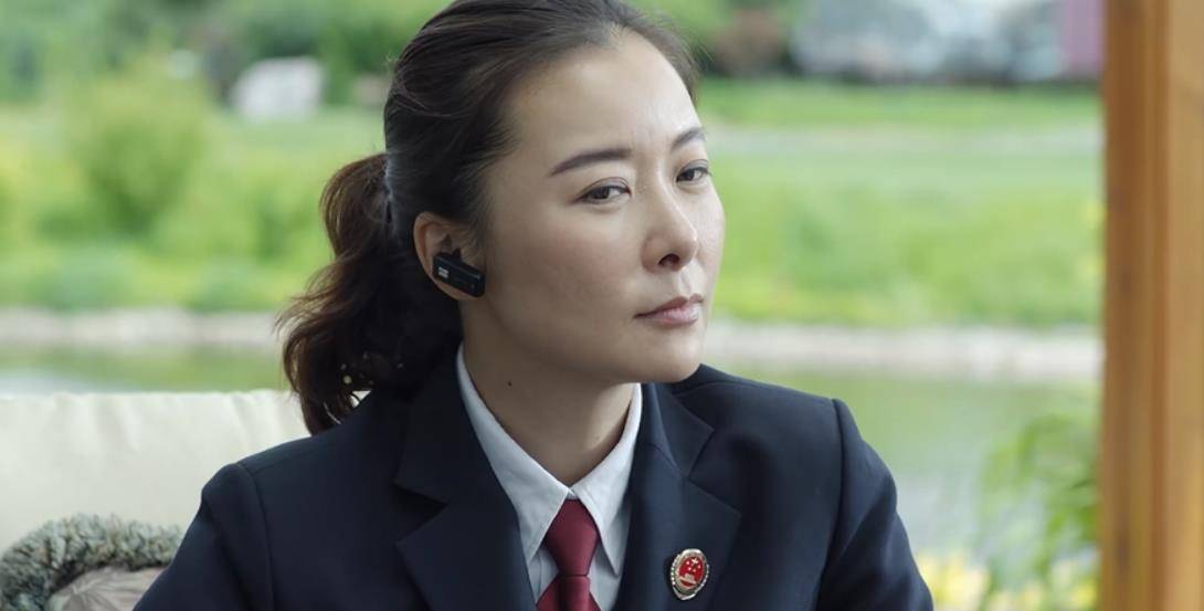 35岁正处级陆亦可,40岁实职副厅级钟小艾,谁的背景更_