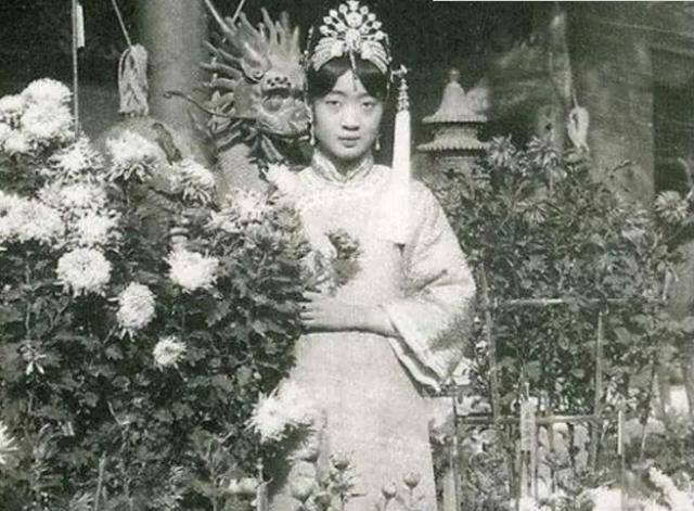 4天后,溥仪被逼着下台,而婉蓉的后宫生涯也宣告终结.