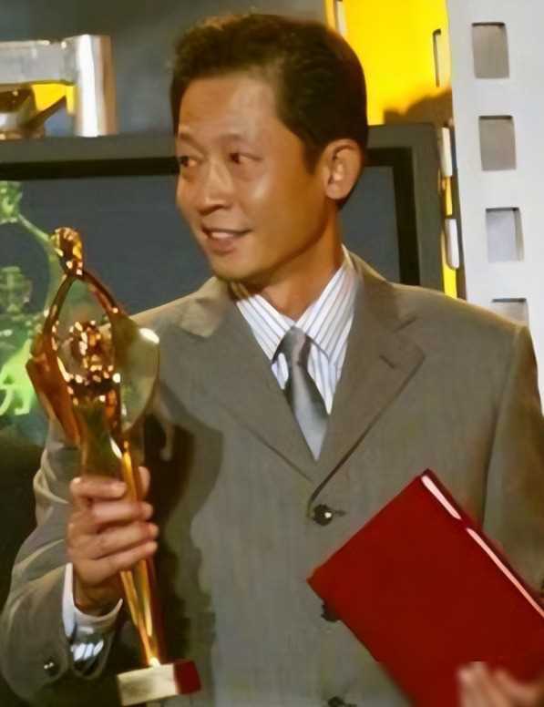 2000年10月,王志文被30家媒体联合讽刺,淡然表示:我不