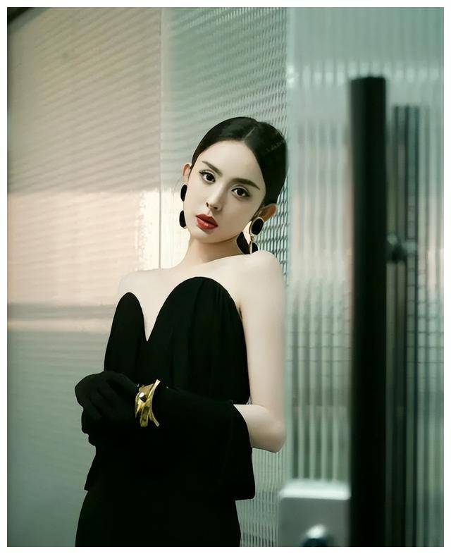 新疆美女古力娜扎抹胸裙惊艳,性感迷人如水蜜桃,让人!