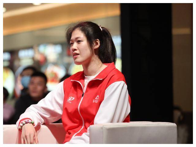 当时担任中国女排主教练的郎平不仅迅速将李盈莹吸纳到国家队中,还将