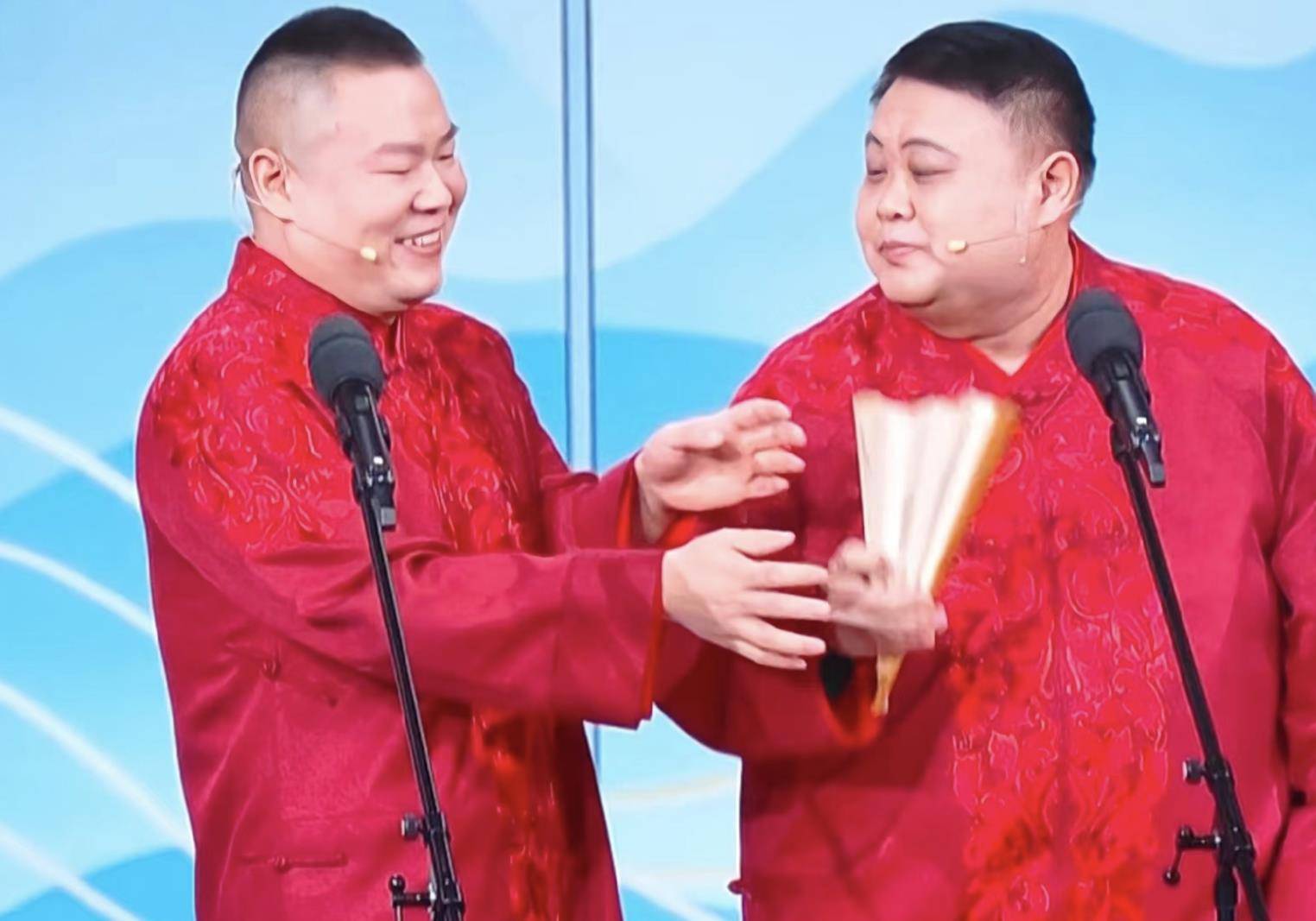 还有小品《双标》,父亲和女儿一起联手对抗喜欢搞双标的母亲,这个