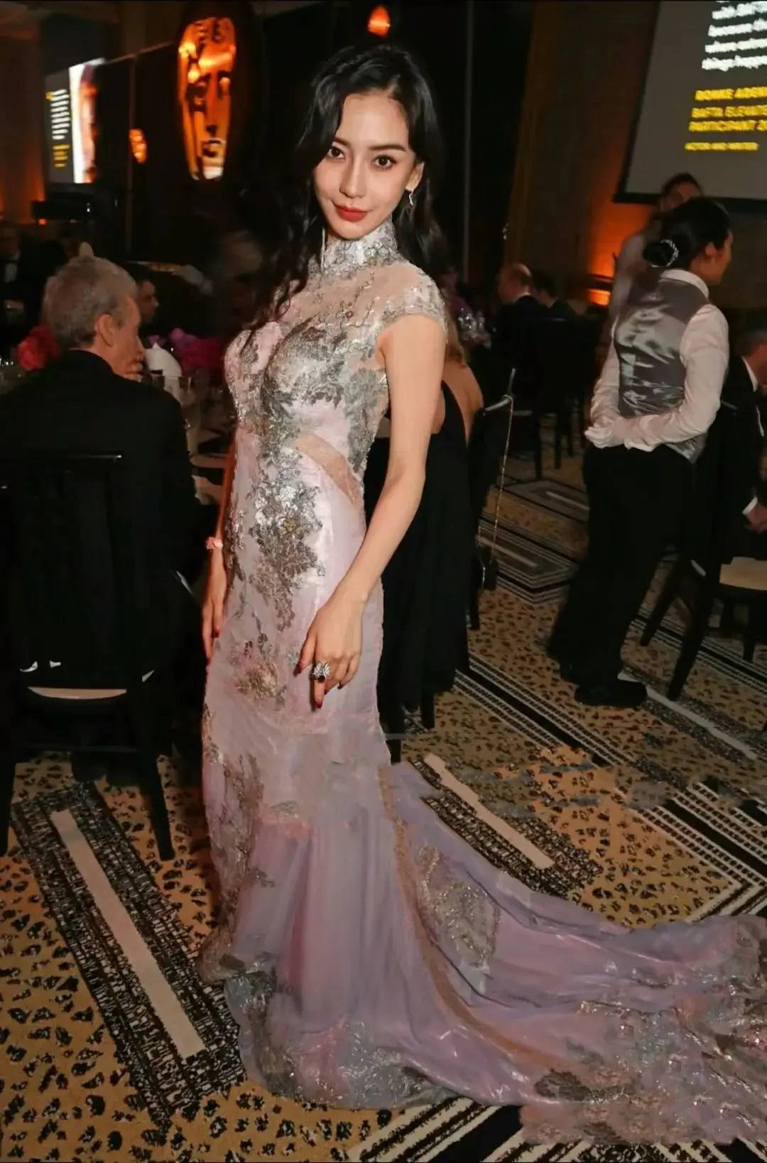 或许是为了迎合西方人的审美,杨颖的眼妆感觉有些太黑了一些,导致整体