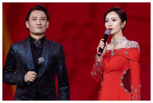 王治郅妻子惊艳《春晚》!红裙倾国倾城,太美了_周蕾