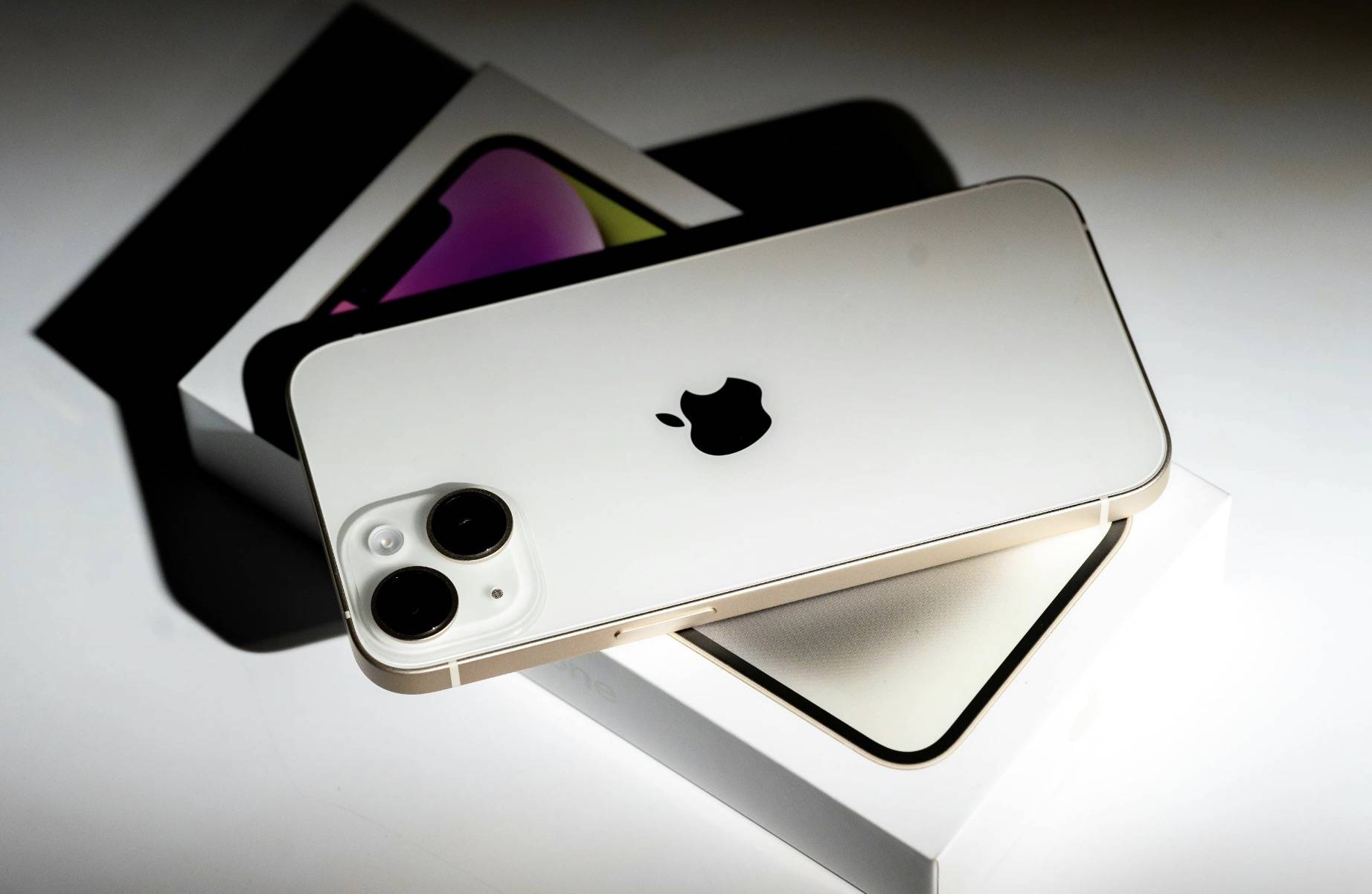 苹果手机又降了,这三款性价比高,低至3699元,买完不__