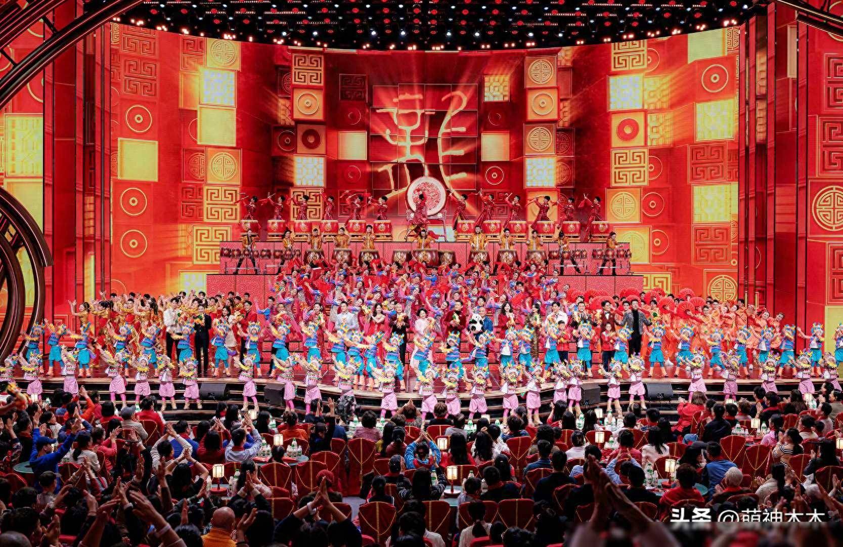 85花龙年春晚表现:杨幂穿新中式,唐嫣笑出鱼尾纹,刘诗诗晕妆_女性