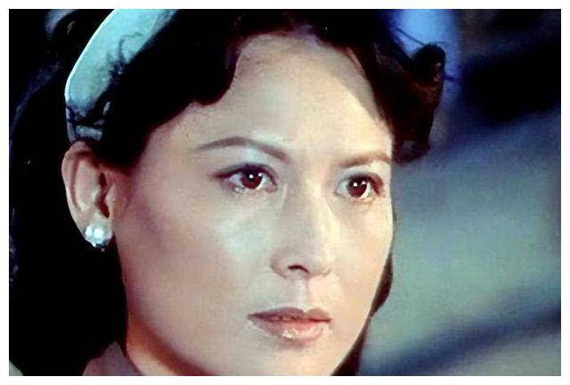 83岁演员梅向退休生活曝真相,令人心痛,伤痛终浮出