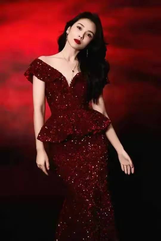 刘涛亮相春晚彩排现场,身穿大红色裙子,洋溢着青春的.