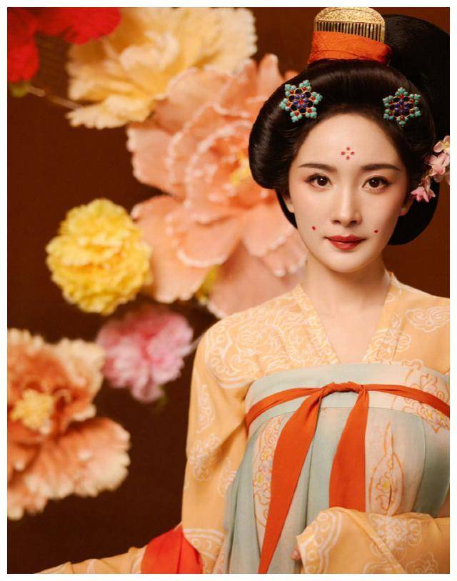 杨幂汉服魅力!超越高定,三套汉服令人瞠目,美感满分!