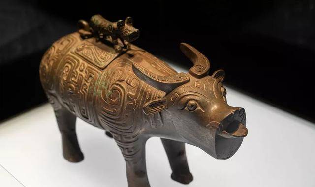 出土的青铜牛尊高度有24厘米,身体长度有38厘米,重量更是达到6.