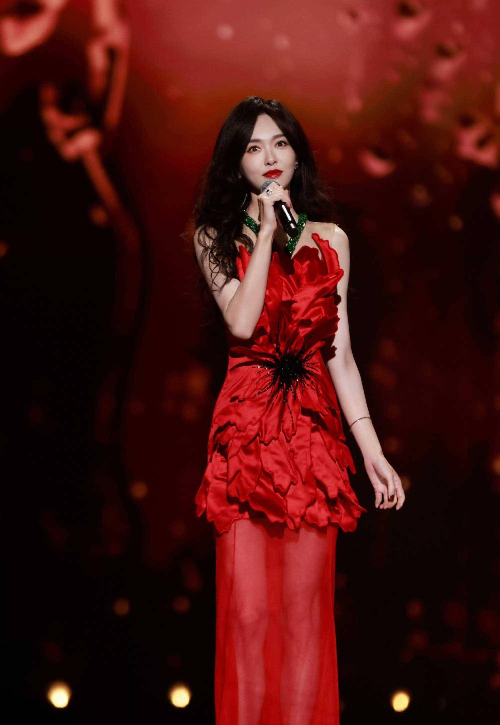 1月最in造型:唐嫣娜扎vs新年红,辛芷蕾高叶pk背影杀,娱_红色_设计